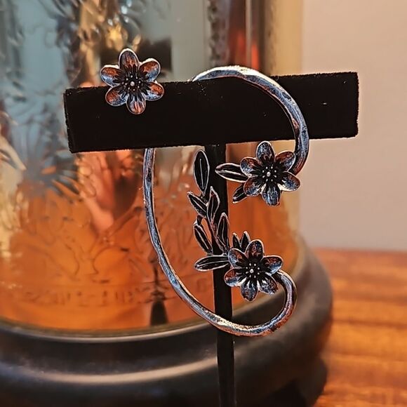 Jewelry - NWOT Boho ear cuff with silver roses and rose stud earring.